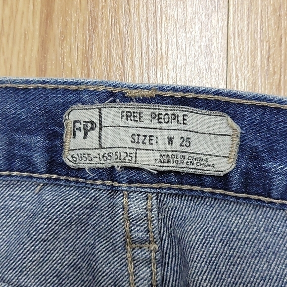 Free people distressed crocheted trim shorts - Picture 5 of 6